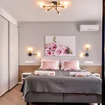 ROSÉ one bedroom designer apartment in city centre