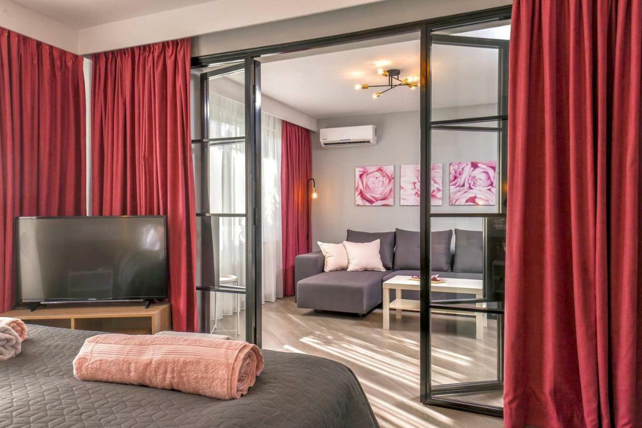 Rosé One Bedroom Designer In Centre *